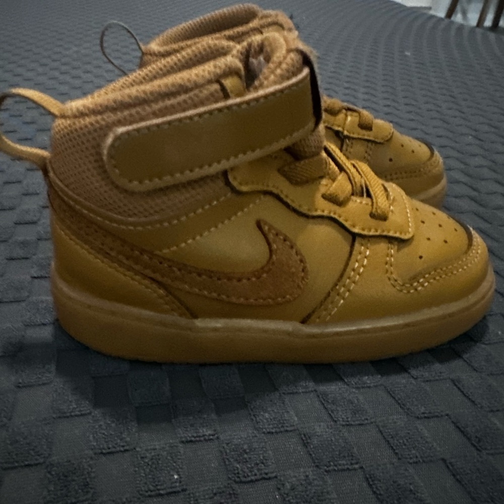 Nike court borough sneakers size 7c